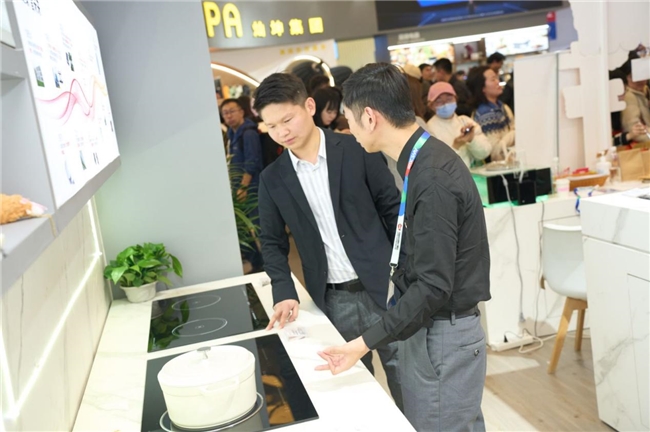 球速体育welcome尚朋堂AWE潮玩盛宴：多功用小吃锅引爆轻食交际新海潮(图3)