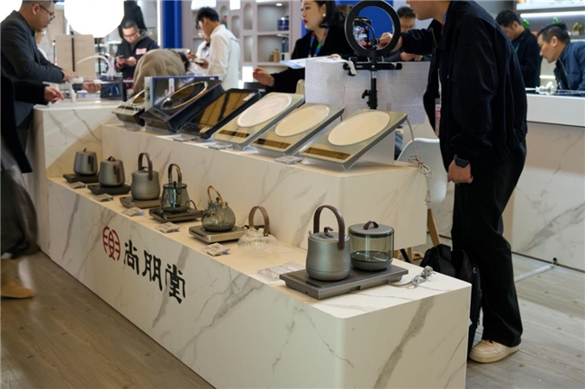 球速体育welcome尚朋堂AWE潮玩盛宴：多功用小吃锅引爆轻食交际新海潮(图2)